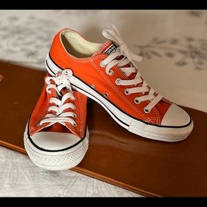 ORANGE CONVERSE ALL⭐️STAR SIZE 8.5 W